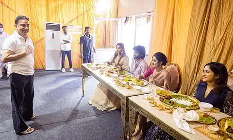 பிக்பாஸ் குழுவினருக்கு விருந்தளித்த கமல்ஹாசன்... வைரலாகும் புகைப்படங்கள்...!