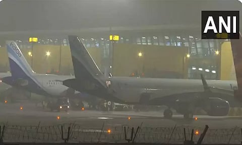 டெல்லியில் பனிமூட்டம்: விமானம், ரெயில் சேவைகள் கடும் பாதிப்பு