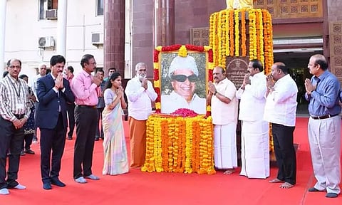 தமிழக அரசு சார்பில் எம்.ஜி.ஆர் உருவப்படத்திற்கு அமைச்சர்கள் மலர் தூவி மரியாதை