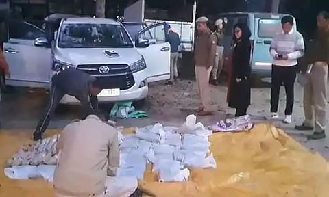 அசாமில் வெடிப்பொருட்களுடன் வாகனத்தை பறிமுதல் செய்த போலீசார்