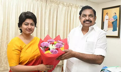 பாஜகவில் இருந்து விலகிய நடிகை காயத்ரி ரகுராம் அதிமுகவில் இணைந்தார்