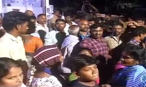 ஏலச்சீட்டு நடத்தி மோசடி: தலைமறைவான கணவர் - மனைவி, குழந்தைகளை, பொதுமக்கள் மடக்கிப் பிடித்ததால் பரபரப்பு