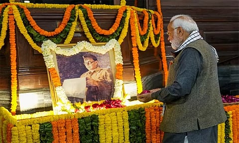 நேதாஜி சுபாஷ் சந்திரபோஸ் பிறந்தநாள்... மலர் தூவி மரியாதை செலுத்திய பிரதமர் மோடி