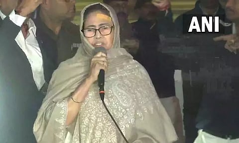 கார் விபத்து நடந்தது எப்படி? மம்தா பானர்ஜி பேட்டி