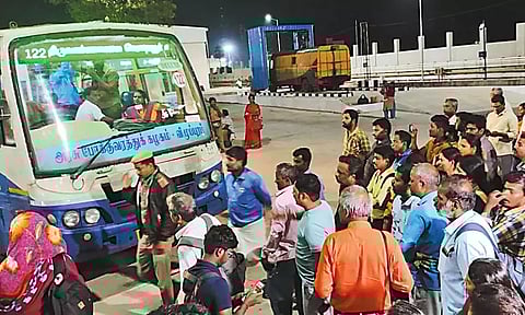 போதிய அளவு பஸ்கள் இயக்கப்படாததை கண்டித்து கிளாம்பாக்கம் பஸ் நிலையத்தில் பயணிகள் போராட்டம்