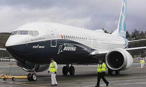 அமெரிக்கா: திடீரென கழன்று விழுந்த விமானத்தின் டயர் - அதிர்ஷ்டவசமாக உயிர் தப்பிய பயணிகள்