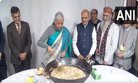 பட்ஜெட் தயாரிப்பு பணி நிறைவு-அதிகாரிகளுக்கு அல்வா கிண்டி வழங்கிய நிதி மந்திரி நிர்மலா சீதாராமன்