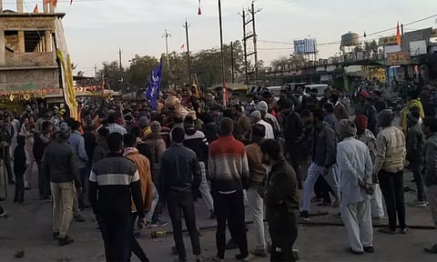 இருபிரிவினரிடையே ஏற்பட்ட தகராறு: வல்லபாய் படேல் சிலை உடைப்பு - மோதல் வெடித்தது