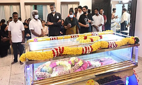 சுதா கொங்கரா முதல் வெற்றி மாறன் வரை.. இளையராஜா வீட்டில் சோகத்துடன் வந்த பிரபலங்கள்