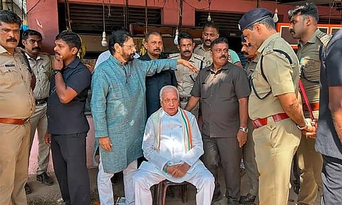 டீக்கடையில் அமர்ந்து கவர்னர் 2 மணிநேரம் தர்ணா... இசட் பிளஸ் பாதுகாப்பு... 17 பேர் மீது வழக்குப்பதிவு - என்ன நடந்தது கேரளாவில்...?