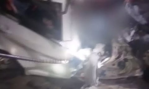 தென்காசி அருகே கார் - லாரி மோதி பயங்கர விபத்து: சம்பவ இடத்திலேயே 6 பேர் பலி