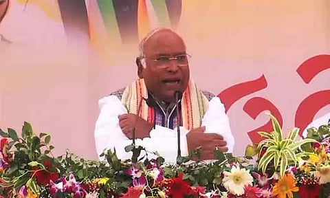 அரசியல் கோழைகள் இருக்கும் வரை ஜனநாயகம் எப்படி தப்பி பிழைக்கும்? நிதிஷ் குமாரை சாடிய கார்கே