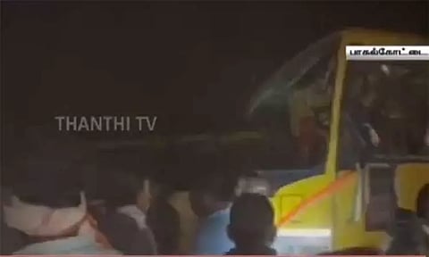 டிராக்டர் மீது பள்ளிப் பேருந்து மோதி பயங்கர விபத்து - 4 மாணவர்கள் உயிரிழப்பு