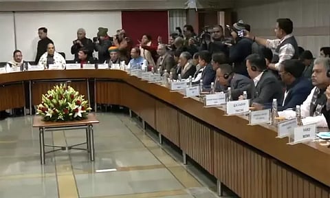 நாடாளுமன்றத்தில் அனைத்துக்கட்சி கூட்டம் தொடங்கியது