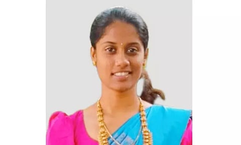 பஸ் கவிழ்ந்த விபத்தில் கல்லூரி மாணவி பலி- கர்நாடகாவுக்கு சுற்றுலா சென்றபோது சோகம்