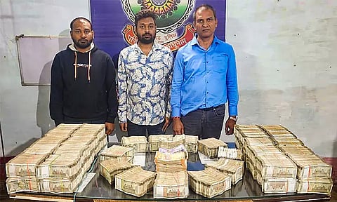 வங்கி அருகே நின்றுகொண்டிருந்த காரில் இருந்து ரூ. 2.64 கோடி பறிமுதல் - 3 பேரிடம் விசாரணை