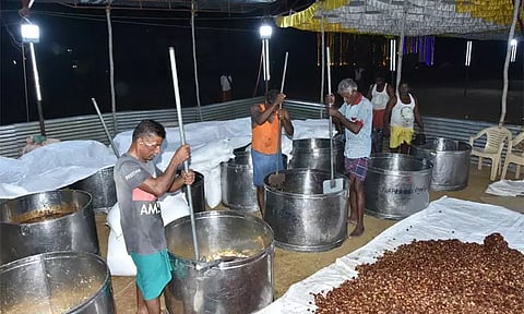பழனி முருகனுக்கு படைக்க 15 டன் பஞ்சாமிர்தம் தயாரிக்கும் எடப்பாடி பக்தர்கள்