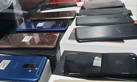 செல்போன் உதிரிபாகங்கள் மீதான இறக்குமதி வரியை குறைத்தது நிதி அமைச்சகம்