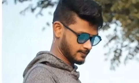 மாயமான இளைஞரின் உடல் காயங்களுடன் கடற்கரையில் ஒதுங்கியது