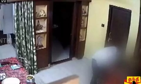 வீட்டில் தனியாக இருந்த மூதாட்டி மீது கொலைவெறி தாக்குதல் - நகைகளுக்காக கொல்ல முயன்ற கேபிள் ஆபரேட்டர்