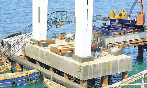 பாம்பன் புதிய ரெயில் பால பணியின்போது விபத்து: 3 தொழிலாளர்கள் காயம்