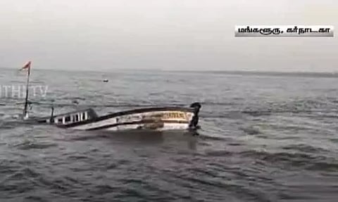 அரபிக்கடலில் மீன்பிடிக்கச் சென்று திரும்பிய விசைப்படகு விபத்து - 5 மீனவர்கள் மீட்பு