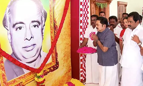 பேரறிஞர் அண்ணா உருவப்படத்திற்கு டிடிவி தினகரன் மலர் தூவி மரியாதை