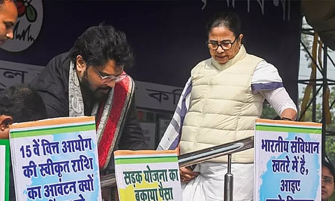 மேற்கு வங்காள நிதியை விடுவிக்க கோரி பிரதமருக்கு மம்தா பானர்ஜி கடிதம்; கடும் குளிரிலும் தொடர்ந்த தர்ணா போராட்டம்