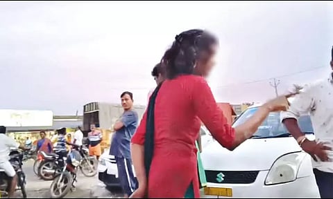 குடிபோதையில் நடுரோட்டில் ரகளை செய்த இளம்பெண் - திண்டுக்கல்லில் பரபரப்பு