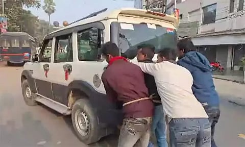 நடுவழியில் நின்ற போலீஸ் வாகனத்தை தள்ளிய குற்றவாளிகள் - வீடியோ வைரல்