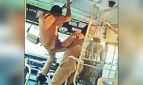 சென்னையில் மாநகர பஸ்சுக்குள் டிரைவர்கள்- கண்டக்டர் பயங்கர மோதல்