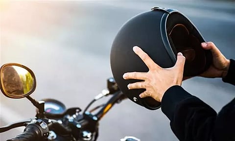 சாலை பாதுகாப்பு விழிப்புணர்வு..! மகளின் திருமண விழாவில் விருந்தினர்களுக்கு ஹெல்மெட் வழங்கிய தந்தை