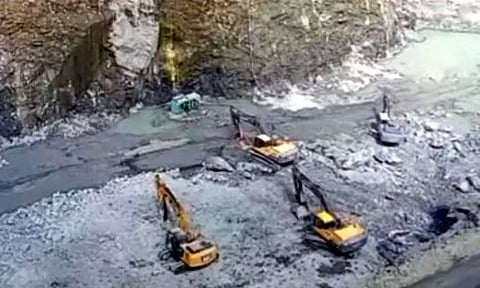 விழுப்புரம் அருகே கல்குவாரியில் மண் சரிவு - 2 பேர் உயிரிழப்பு