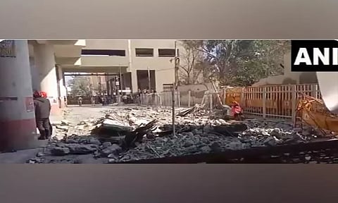 டெல்லி மெட்ரோ ரெயில் நிலையத்தின் சுவர் இடிந்து விழுந்து ஒருவர் பலி