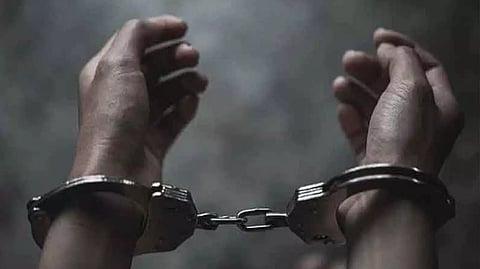 30 ஆண்டுகளாக தேடப்பட்ட கொலை குற்றவாளி; கைதுக்கு பின் சில மணிநேரங்களில் மரணம்