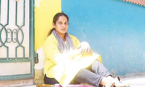 திருமணம் செய்வதாக கூறி ஏமாற்றிய காதலன்... வீட்டின் முன் அமர்ந்து கேரள பெண் திடீர் தர்ணா