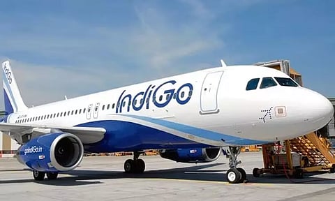 திடீரென வீசிய துர்நாற்றம்.. புறப்பட்ட இடத்திற்கே திரும்பி வந்த இண்டிகோ விமானம்