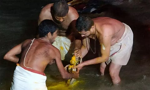 கன்னியாகுமரி பகவதி அம்மனுக்கு முக்கடல் சங்கமத்தில் ஆராட்டு