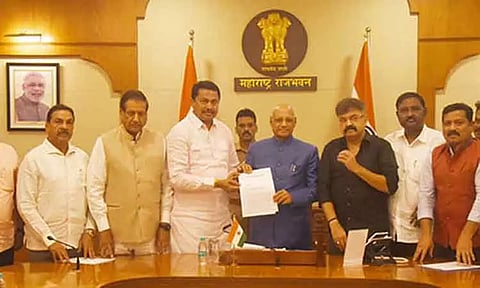 'மராட்டிய மாநில அரசை கலைக்க வேண்டும்' - கவர்னரிடம் காங்கிரஸ் கட்சியினர் மனு