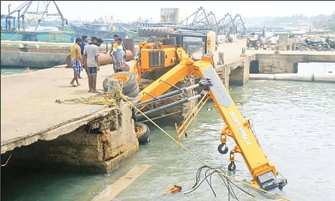 ராமேசுவரத்தில் மீன்பிடி துறைமுக கட்டுமான பணிக்கான கிரேன் கடலில் கவிழ்ந்ததால் பரபரப்பு