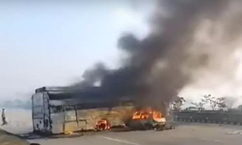 மதுராவில் ஆம்னி பஸ் - கார் மோதி விபத்து: 5 பேர் பலி