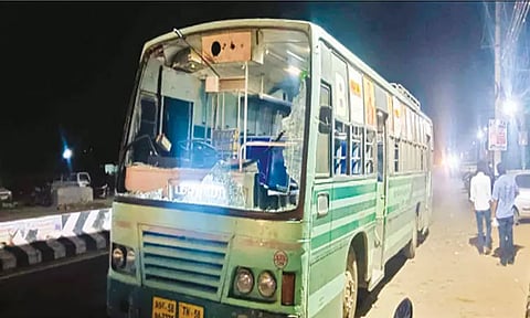 திருமங்கலம் அருகே அரசு பஸ் மீது கல் வீச்சு; 3 பெண்கள் காயம்