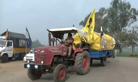 டெல்லி நோக்கி டிராக்டரில் வரும் விவசாயிகள்