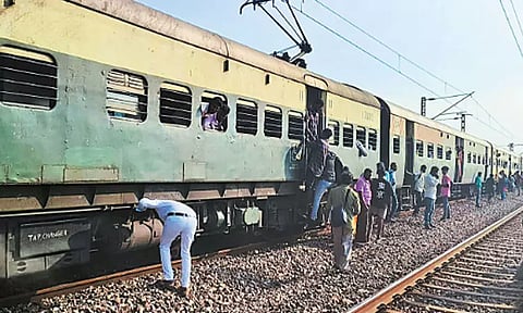 மின்சார ரெயிலில் இருந்து திடீரென கரும்புகை வந்ததால் பயணிகள் பீதி