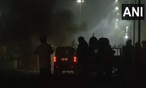 டெல்லி நோக்கி பேரணியாக புறப்பட்ட விவசாயிகள் மீது இரவிலும் கண்ணீர் புகை குண்டு வீச்சு