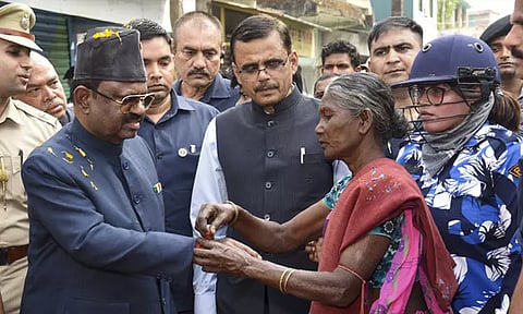 மேற்கு வங்காள கவர்னர் வாகன அணிவகுப்பிற்குள் திடீரென நுழைந்த கார்