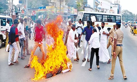 காவிரி மேலாண்மை ஆணைய தலைவர் உருவபொம்மை எரிப்பு; காவிரி உரிமை மீட்பு குழுவினர் போராட்டம்