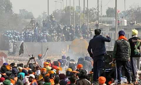 விவசாயிகள் போராட்டம்: பாதுகாப்பு பணியில் ஈடுபட்டிருந்த போலீஸ் அதிகாரி மயங்கி விழுந்து உயிரிழப்பு