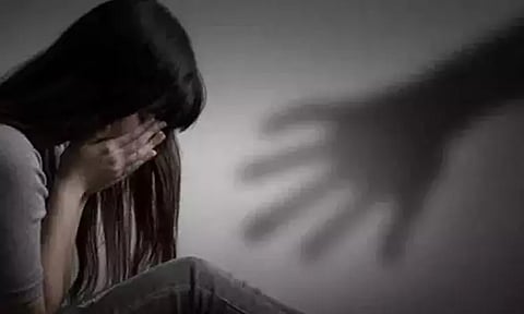 கடற்கரையில் காதலனை தாக்கி மாணவி பலாத்காரம்: 2 வாலிபர்கள் வெறிச்செயல்