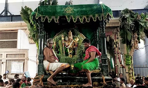 திருச்செந்தூர் மாசித் திருவிழா: பச்சை சாத்தி கோலத்தில் பக்தர்களுக்கு அருள்பாலித்த முருகப்பெருமான்